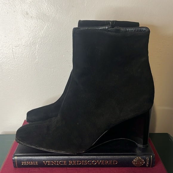 Stuart Weitzman Classic Black Suede Zip Wedge Heel Pleated Stitch Booties Sz 8 - Picture 3 of 16